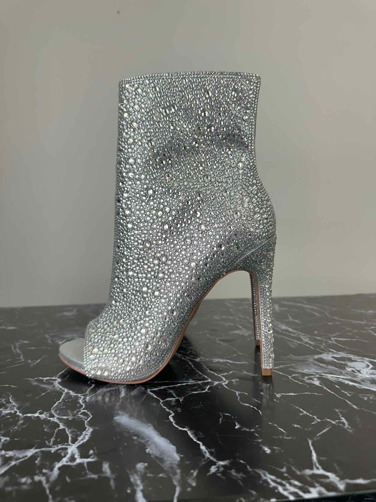 STEVE MADDEN NWT Silver Rhinestone DISPUTE Ankle Boot Size 9