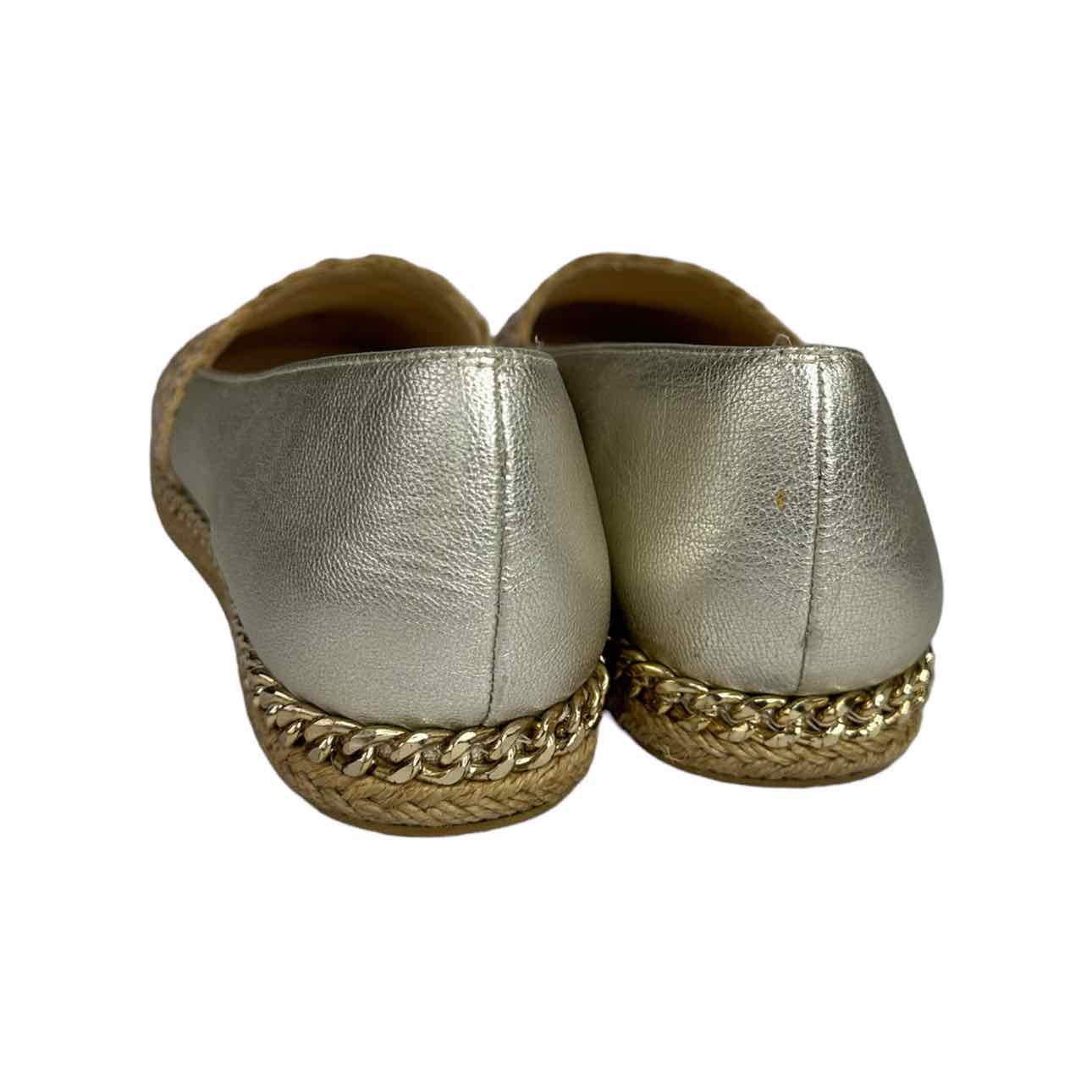 STUART WEITZMAN DAYTON Metallic Gold Flat, chain detail